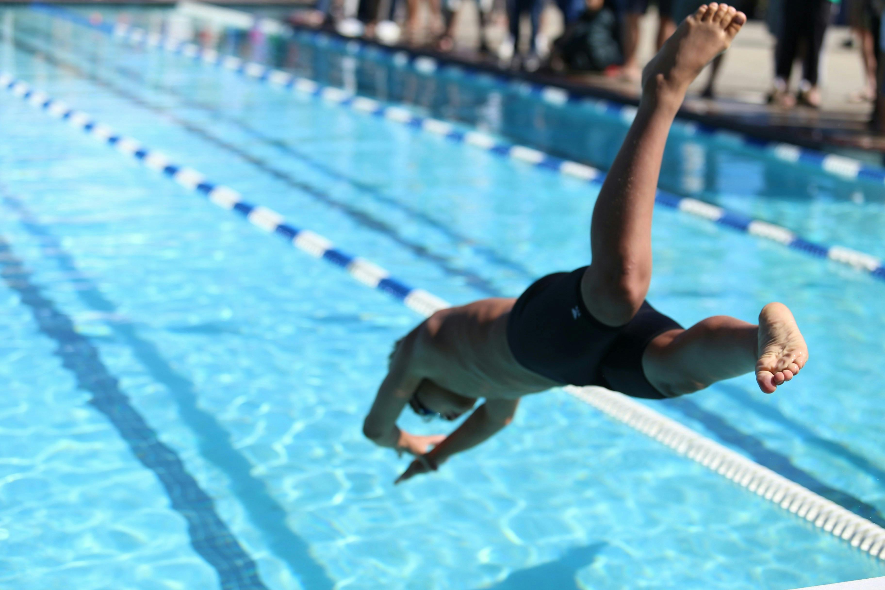 Hoelang duurt het om een kind te leren zwemmen? De reis naar waterveiligheid